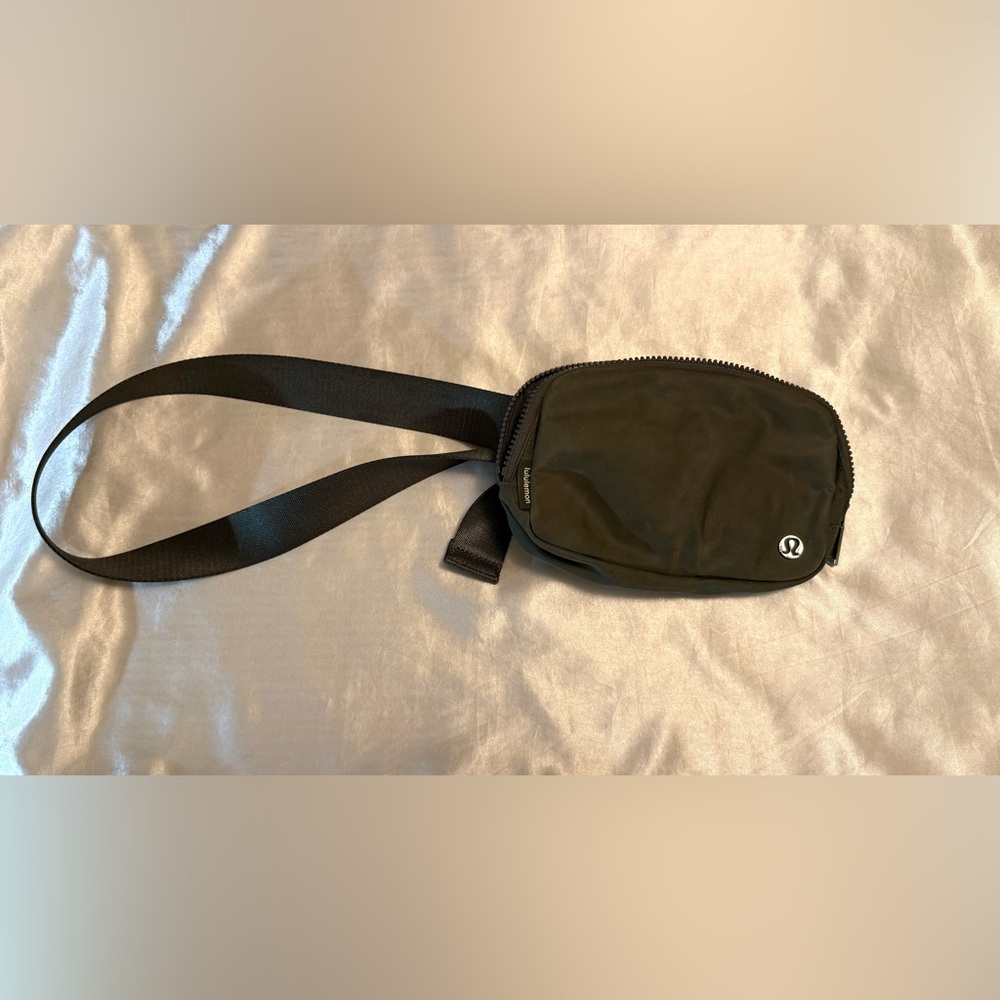 Everywhere Belt Bag 1L - Lululemon Sage/Olive Green Color
